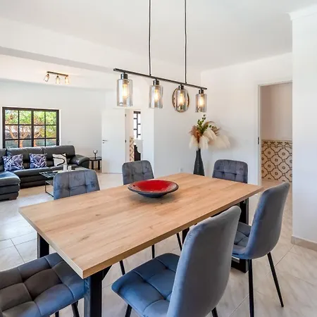 Stylish 3 Bdr Retreat With Pool By Lovelystay *