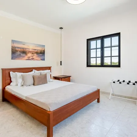 Διαμέρισμα Stylish 3 Bdr Retreat With Pool By Lovelystay *