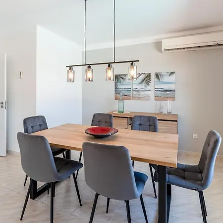 Stylish 3 Bdr Retreat With Pool By Lovelystay *