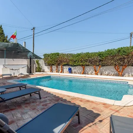 Stylish 3 Bdr Retreat With Pool By Lovelystay Διαμέρισμα *