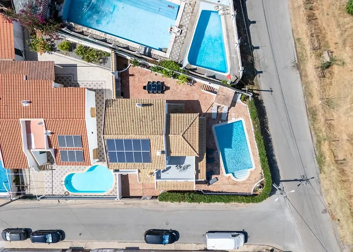 Stylish 3 Bdr Retreat With Pool By Lovelystay Lägenhet